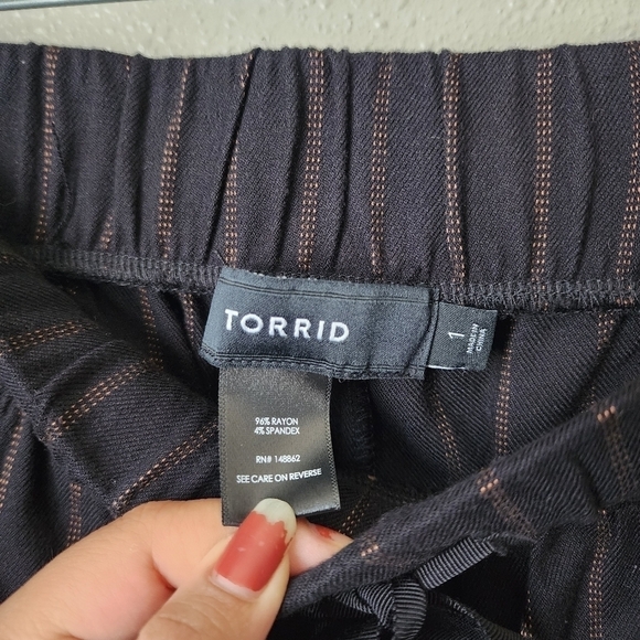 Torrid Stripe Pinstripe Slim Straight Trouser Elastic Waistband Pants Size 1x - Picture 8 of 8